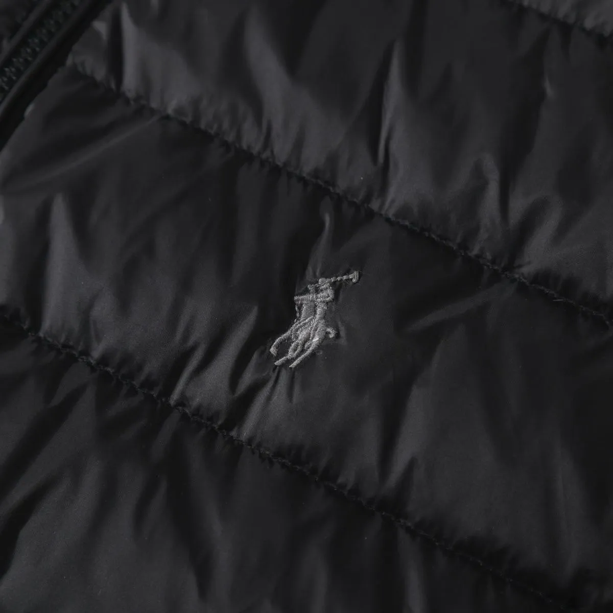 P306 💰 Polo Ralph Lauren 24ss Classic Stand Collar Spare Rib Bread Jacket Down Jacket Series. Solid color Ralph is going crazy this year. The new rib down jacket is a must-have for winter. It is made of nylon and nylon double double-layer sealing design will not cause any cotton leakage. The built-in drawstring buckle is adjustable and windproof and cold-proof. Ralph Lauren comes from the United States and has a strong American flavor. There are two brands under the name of Ralph Lauren: Poloby Ralph Lauren and Ralph Lauren has created a sales field of high-quality fashion in the world and continues the reputation of designer Ralph Lauren and the glorious image of the Ralph Lauren brand. 👍 Color: Black White Navy Size: M-L-XL-XXL Plane measurement unit CM, due to different measurement methods, there is an error of 2-3cm within the normal range Size Length Bust Sleeve length Shoulder width M 70 122 67 47.5 L 72 126 68 49 XL 74 130 69 50.5 2XL 76 134 70 52